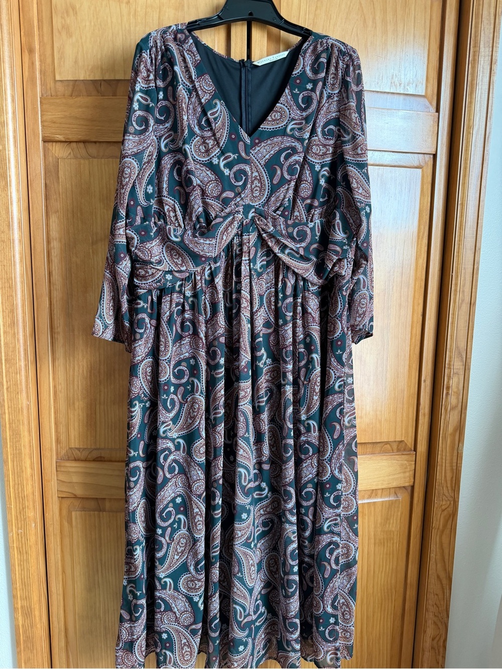 eshakti Paisley V-Neck Long Sleeve Maxi Dress in Black and Brown
